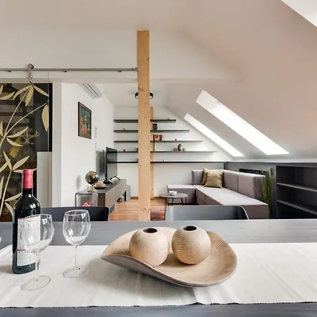 Spacious De Luxe Apt In Downtown With Private Terrace & Two Bathrooms شقة *