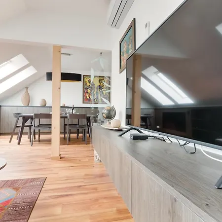 Spacious De Luxe Apt In Downtown With Private Terrace & Two Bathrooms شقة *
