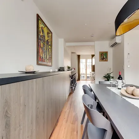 Spacious De Luxe Apt In Downtown With Private Terrace & Two Bathrooms *