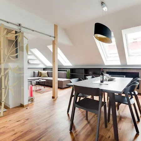 شقة Spacious De Luxe Apt In Downtown With Private Terrace & Two Bathrooms