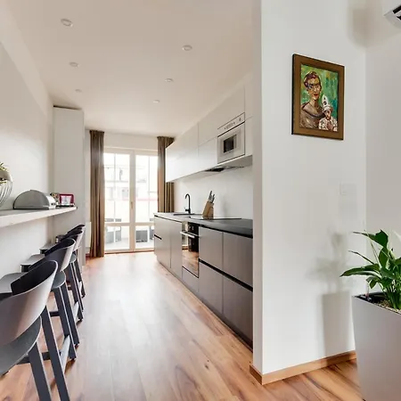 Spacious De Luxe Apt In Downtown With Private Terrace & Two Bathrooms * براغ