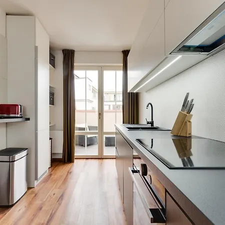 Spacious De Luxe Apt In Downtown With Private Terrace & Two Bathrooms *