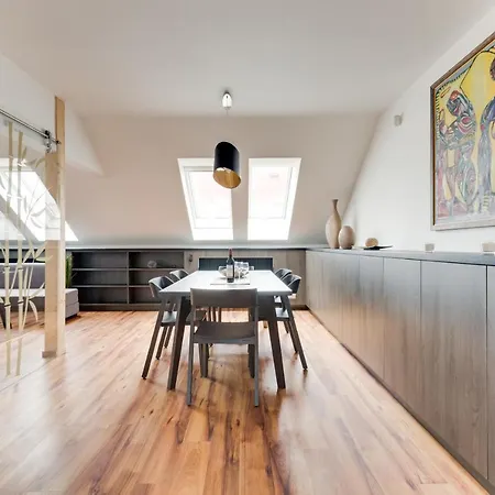 Spacious De Luxe Apt In Downtown With Private Terrace & Two Bathrooms شقة براغ