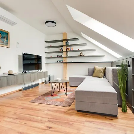 شقة Spacious De Luxe Apt In Downtown With Private Terrace & Two Bathrooms *