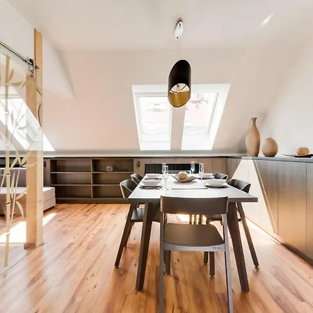 Spacious De Luxe Apt In Downtown With Private Terrace & Two Bathrooms شقة *