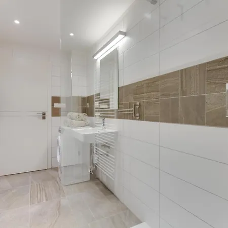 Spacious De Luxe Apt In Downtown With Private Terrace & Two Bathrooms شقة *