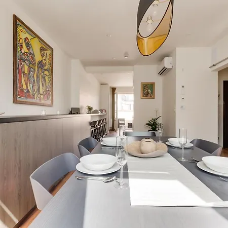 Spacious De Luxe Apt In Downtown With Private Terrace & Two Bathrooms شقة