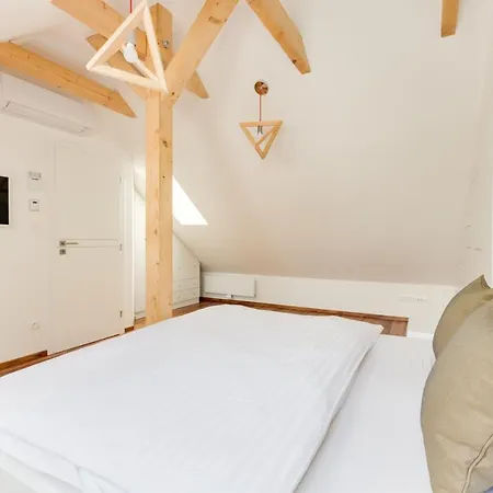 Spacious De Luxe Apt In Downtown With Private Terrace & Two Bathrooms شقة *