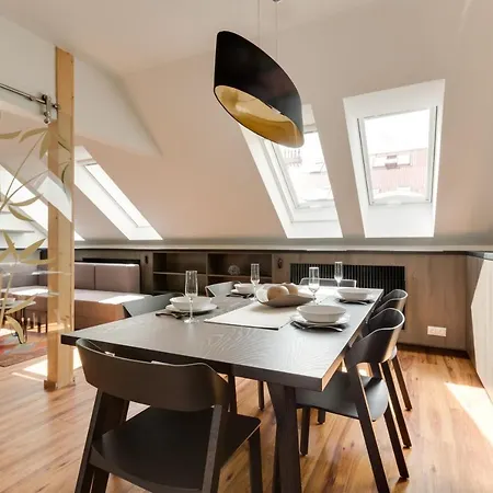 Spacious De Luxe Apt In Downtown With Private Terrace & Two Bathrooms