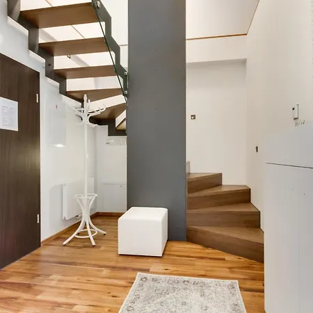 Spacious De Luxe Apt In Downtown With Private Terrace & Two Bathrooms شقة *