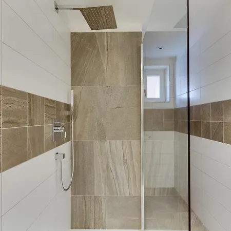 Spacious De Luxe Apt In Downtown With Private Terrace & Two Bathrooms شقة *