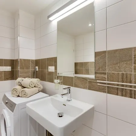 Spacious De Luxe Apt In Downtown With Private Terrace & Two Bathrooms شقة براغ