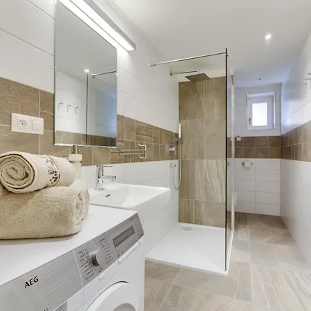 Spacious De Luxe Apt In Downtown With Private Terrace & Two Bathrooms *