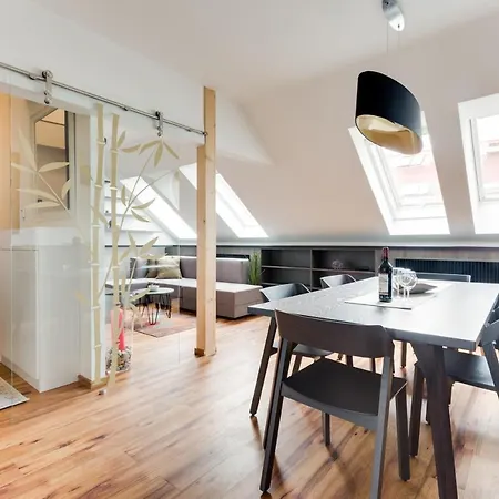 Spacious De Luxe Apt In Downtown With Private Terrace & Two Bathrooms شقة براغ