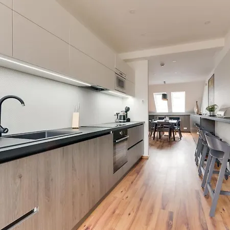 شقة Spacious De Luxe Apt In Downtown With Private Terrace & Two Bathrooms