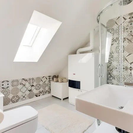 Spacious De Luxe Apt In Downtown With Private Terrace & Two Bathrooms *